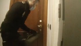 Captura de pantalla del vídeo policial de la 'patada en la puerta'.