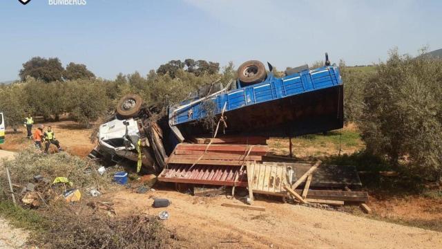 Estado en el que ha quedado el camión accidentado en Humilladero (Málaga).