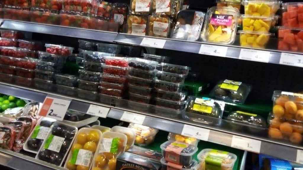 Venta de productos envasados en el supermercado.