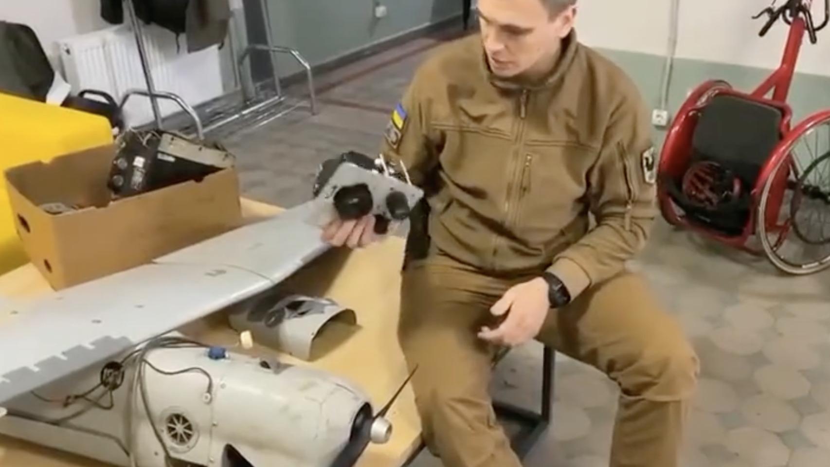 Captura de pantalla del vídeo en el que el soldado saca la cámara DSLR de Canon.
