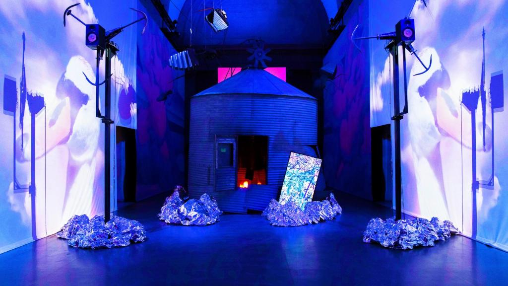 Heather Phillipson: 'RUPTURA NO 1: queimando o pêssego mordido' © Oliver Cowling