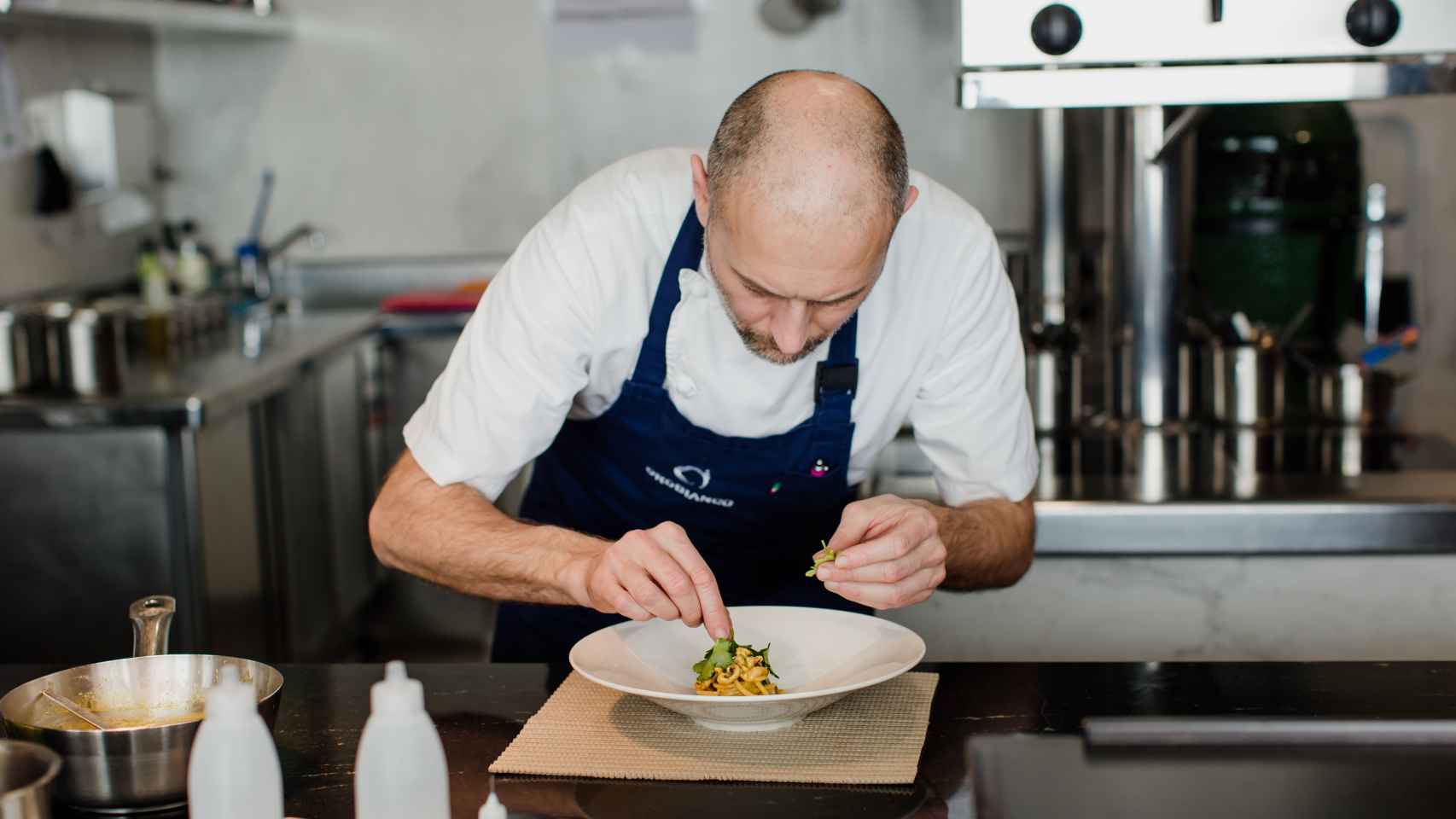 Marco Tacchetto es el responsable del equipo de cocina en Orobianco.