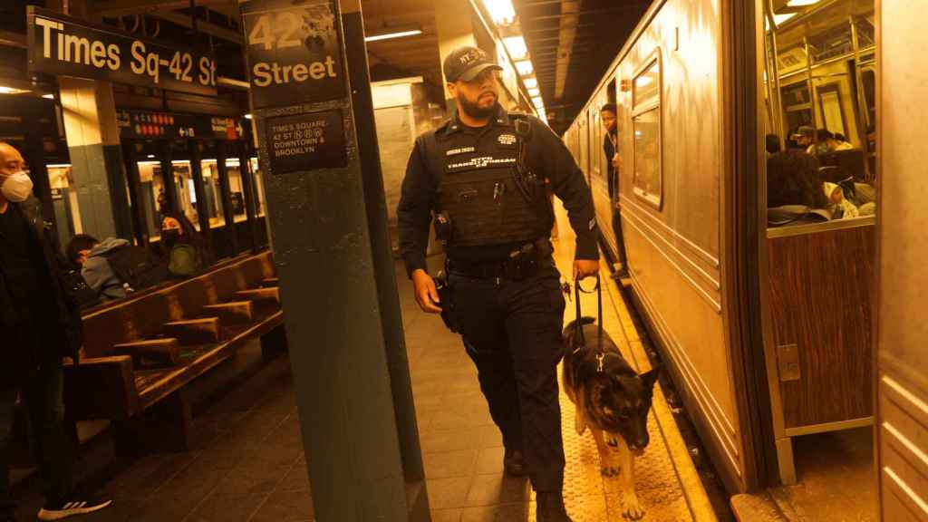 Un policía investiga la estación del metro de Brooklyn tras el tiroteo.