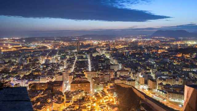 Vista nocturna de la ciudad de Alicante desde el castillo de Santa Bárbara.