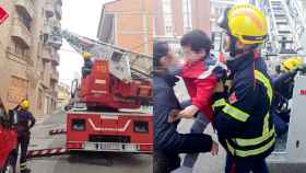 El rescate en Bañeres de un menor de 3 años por el balcón.
