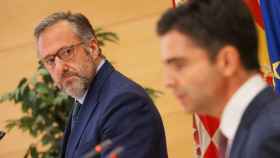 El presidente de las Cortes, Carlos Pollán, y el director de la Fundación Castilla y León, Juan Zapatero, durante la rueda de prensa de este martes en las Cortes.