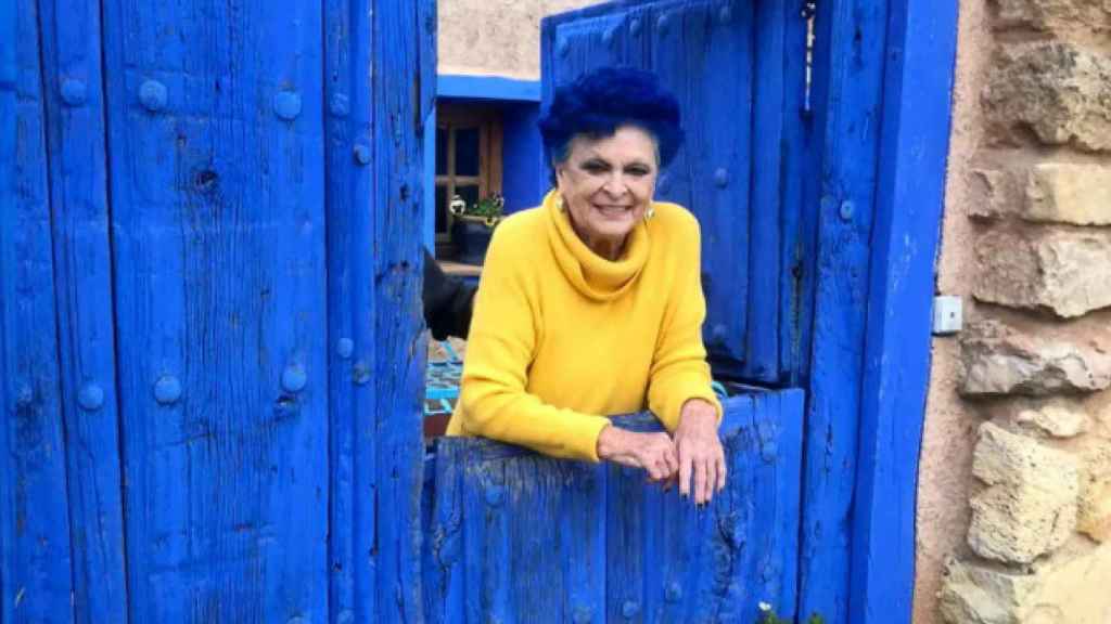 Lucía Bosé, asomada en la puerta de su casa, en una imagen compartida en su Instagram.