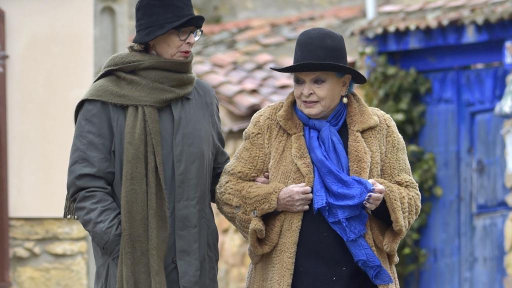 Lucía Bosé junto a su hija Paola Dominguín en las inmediaciones de la 'casa azul'.
