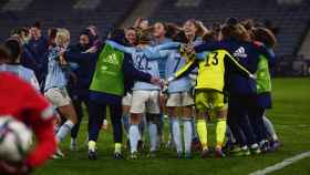La selección española de fútbol femenino celebrando su triunfo