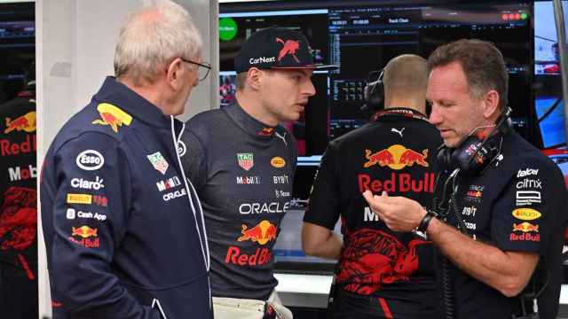 Helmut Marko y Christian Horner hablan con Max Verstappen