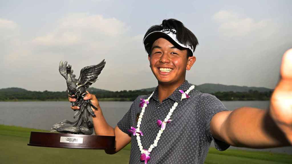'TK' con su título de campeón del Trust Golf Asian Mixed Cup