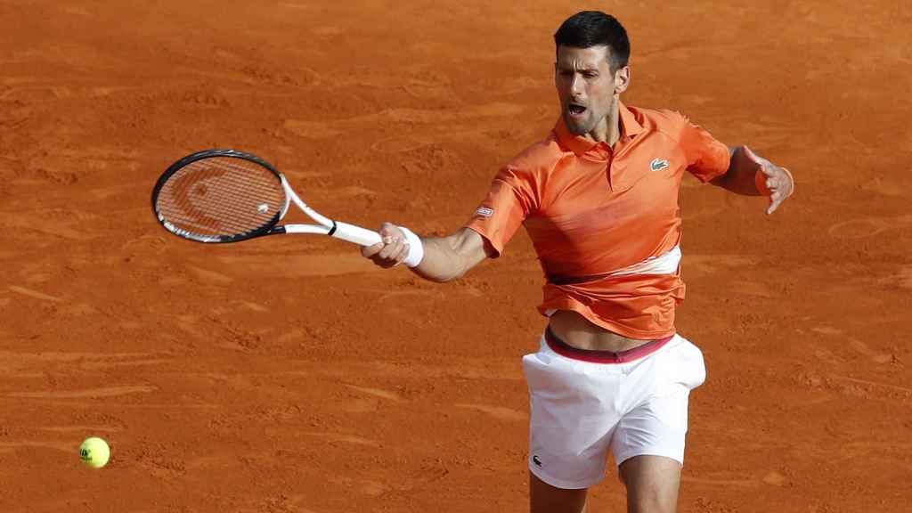 Novak Djokovic golpea una derecha ante Davidovich