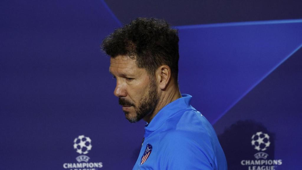 El 'Cholo' Simeone, entrando a rueda de prensa de la Champions League