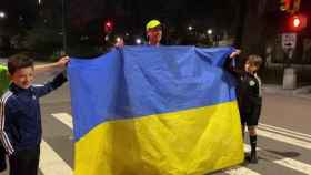 El corredor de ultramaratón Oz Pearlman, con la bandera de Ucrania