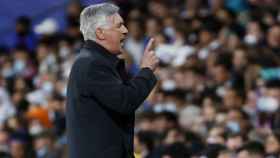 Carlo Ancelotti da órdenes al banquillo del Real Madrid