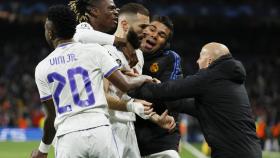 Karim Benzema celebra con los jugadores del Real Madrid su gol al Chelsea