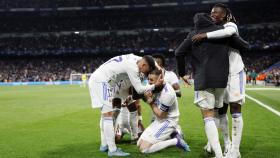 Karim Benzema celebra con los jugadores del Real Madrid su gol al Chelsea