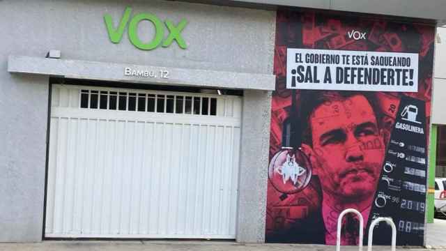 Vox coloca un cartel en su sede de Bambú (Madrid) que reza: El Gobierno te está saqueando, ¡sal a defenderte!.
