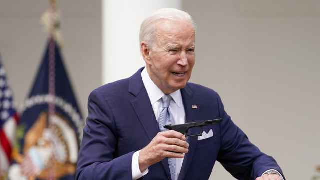 Biden sostiene un arma impresa en 3D