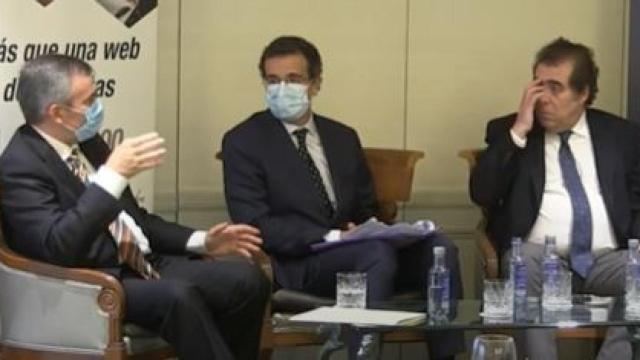 Juan José Escalonilla (centro), durante una mesa redonda organizada por Kleper Karst.