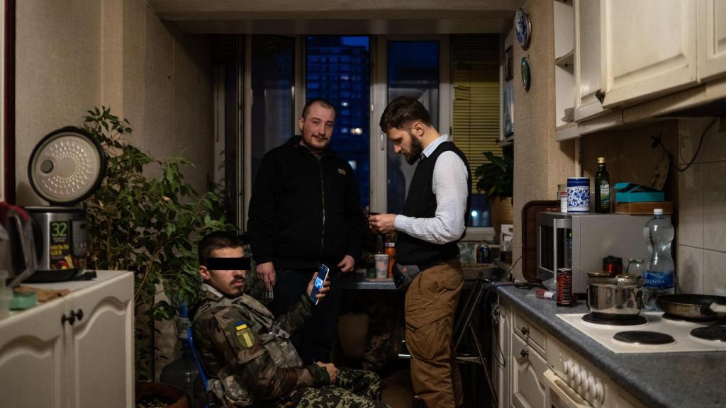 Se estima que más de 20.000 combatientes extranjeros han llegado a Ucrania desde el inicio de la invasión. En la imagen, Jraven (fondo) y Zerdesk (izquierda) en la casa de Yura.