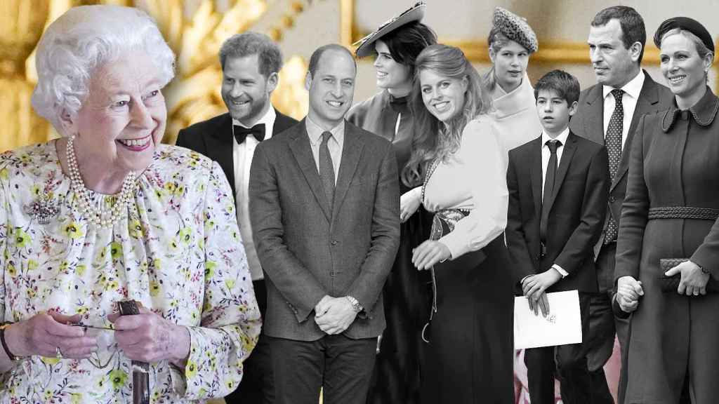 La reina Isabel II junto a sus ocho nietos.