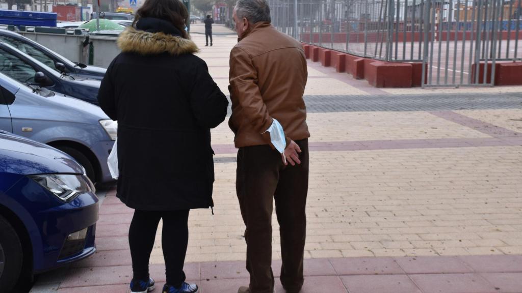 Dos vecinos de la zona observan el resultado de la obra en la calle Amor de Dios