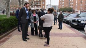 Puente conversa con una vecina durante la visita a las obras
