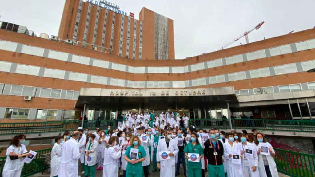 Médicos de los hospitales madrileños denunciando la temporalidad de sus contratos.