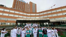 Médicos de los hospitales madrileños denunciando la temporalidad de sus contratos.