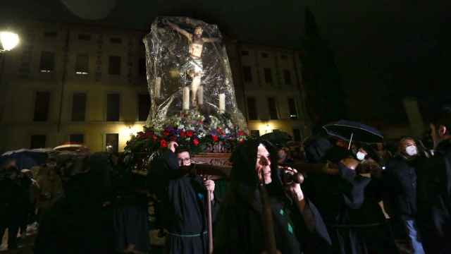 La imagen del Cristo de la Esperanza cubierta con un plástico en Toledo debido a la lluvia.