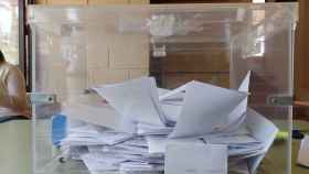 Una de las urnas del CEIP El Palmeral de Elche donde el lunes se votó.