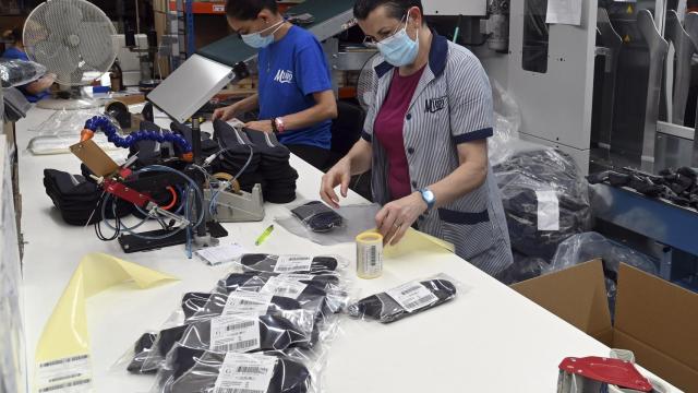 Trabajadores de una fábrica de calcetines en Burgos