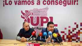 El vicesecretario general de UPL, Eduardo López Sendino, y el procurador del partido, Luis Mariano Santos, en rueda de prensa.