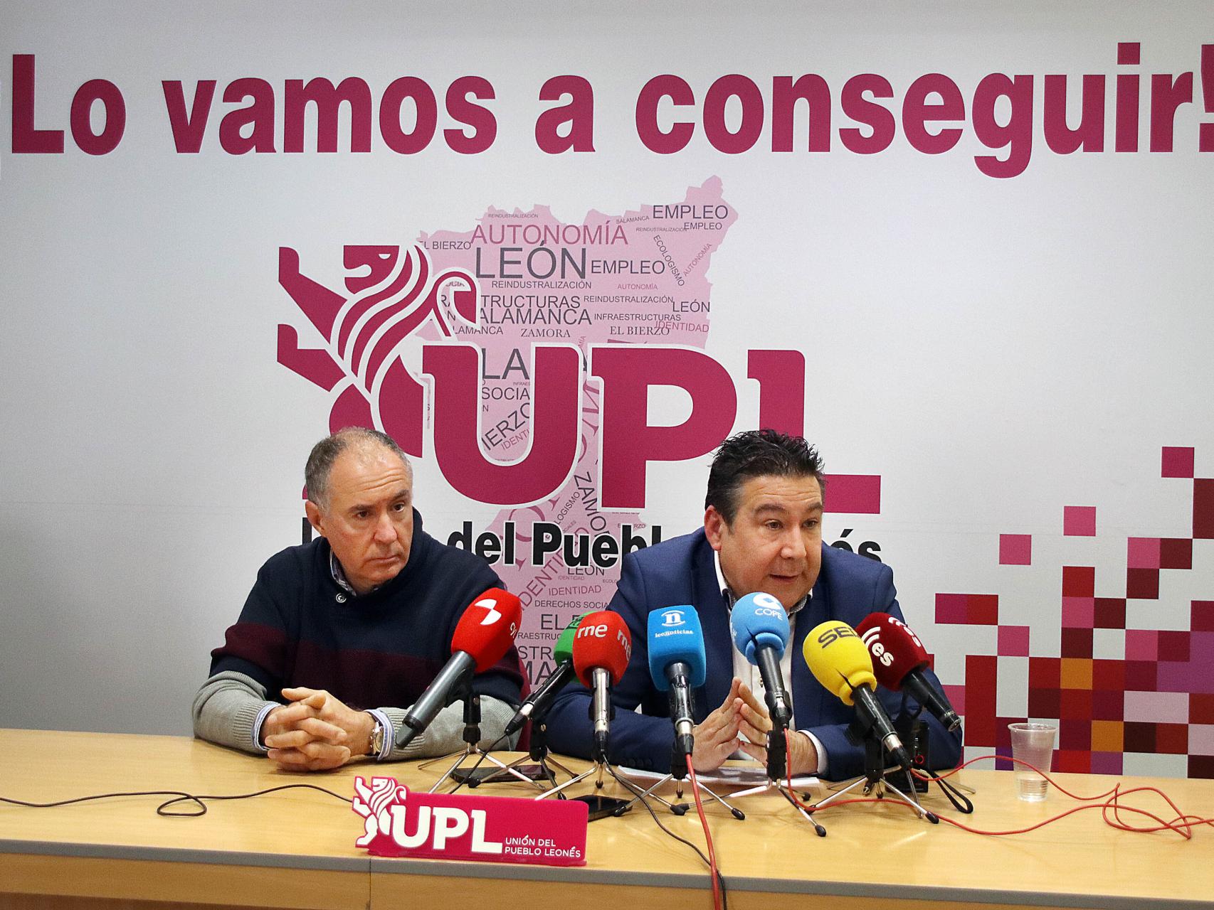 El vicesecretario general de UPL, Eduardo López Sendino, y el procurador del partido, Luis Mariano Santos, en rueda de prensa.