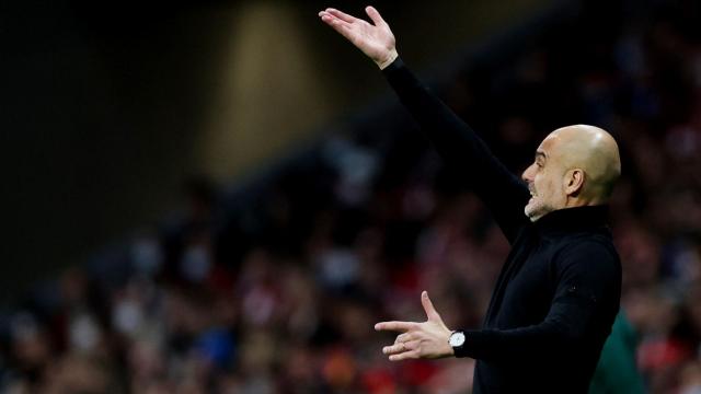 Pep Guardiola da indicaciones en la banda del Wanda Metropolitano