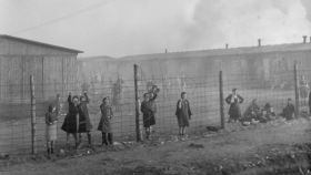 Mujeres encerradas en el campo de exterminio de Bergen-Belsen, después de su liberación. / IWM