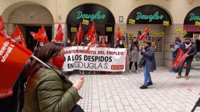 Las trabajadoras de Douglas en Albacete, protestando a las puertas de la tienda.