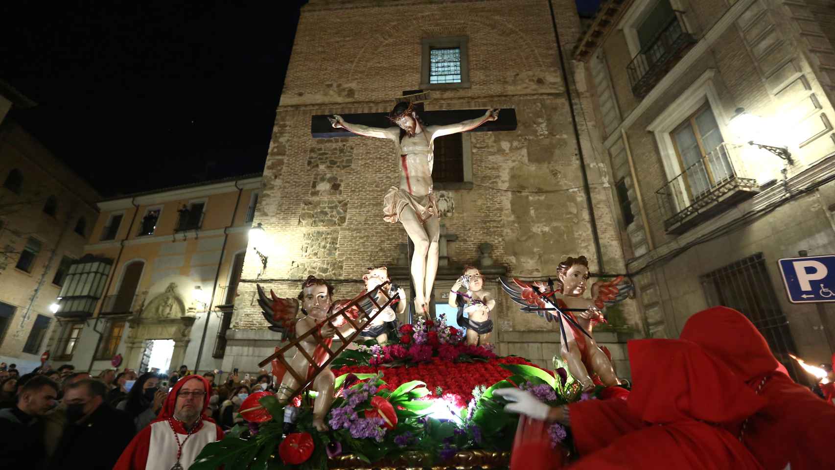 Tres procesiones llenan de sentimiento las calles de Toledo en la noche del Martes Santo