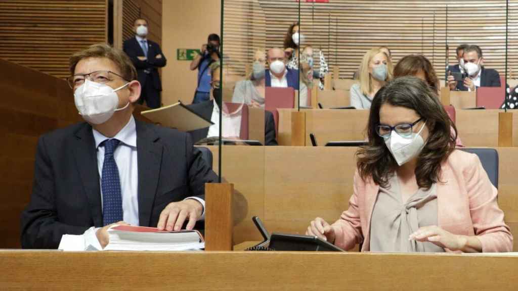 Ximo Puig y Mónica Oltra, en Les Corts Valencianes. EE