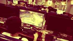 Jóvenes en un cibercafé de Pekín (China) jugando online.