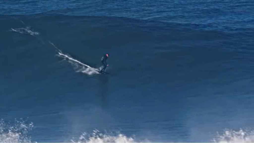 Un vídeo muestra un surfista tomando olas gigantes con una tabla de surf.