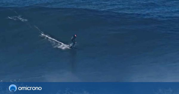 Impressive video of two surfers taking giant waves at Nazaré on an electric board