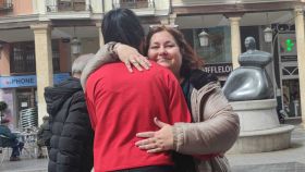 Ana abraza a Natalia en su encuentro en Madrid.