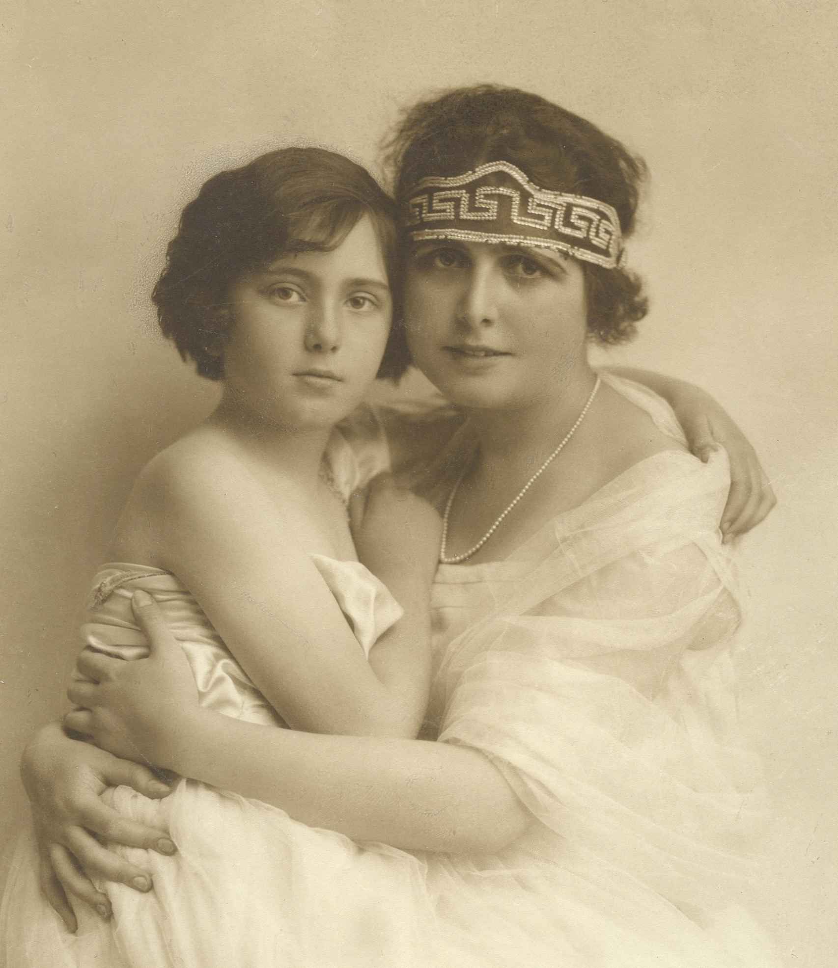 Carmen de Icaza con su hermana Sonsoles.