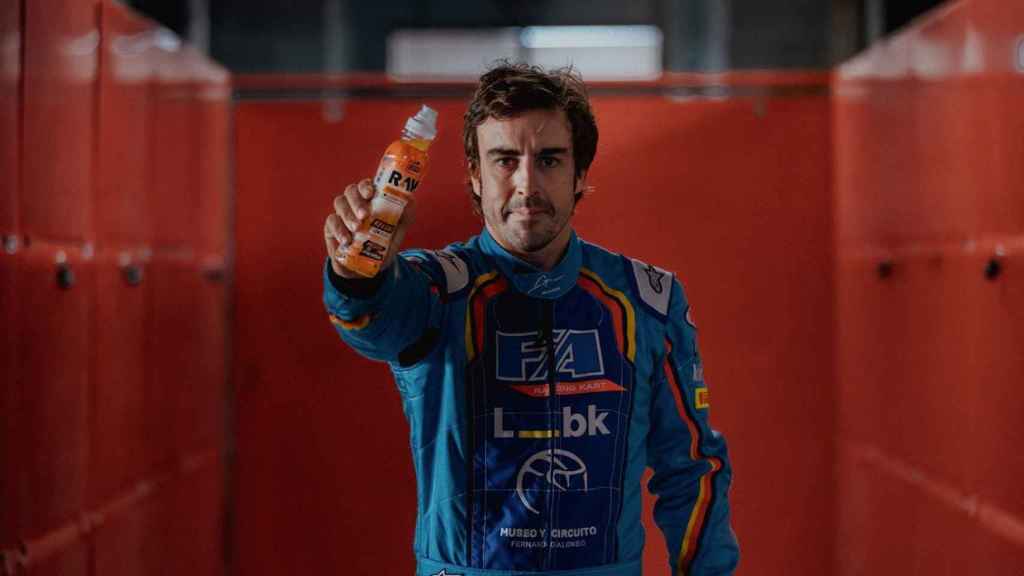 Fernando Alonso with one of Raw's babies.