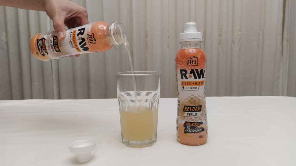Servisos la bebida de naranja y mango de Raw para valorarla.