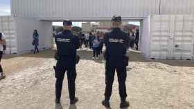 Dos agentes custodian la entrada para evitar incidentes.