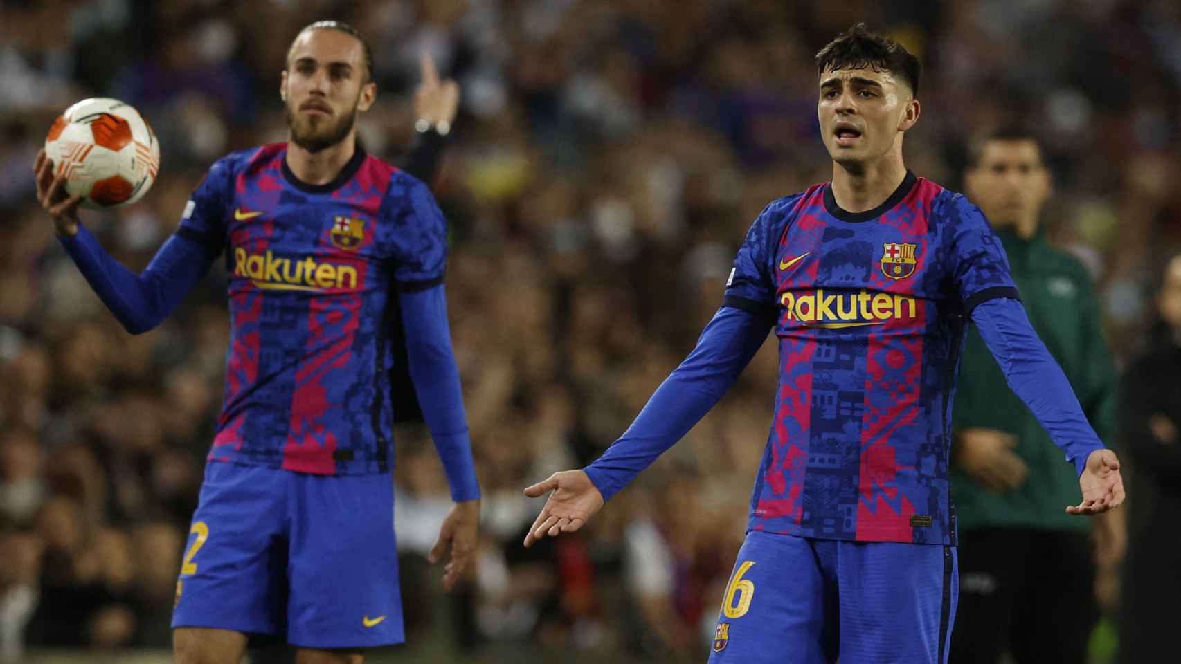 Los jugadores del Barça protestando tras recibir un gol