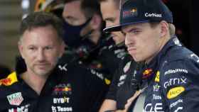 Max Verstappen, enfadado en el box de Red Bull junto a Christian Horner